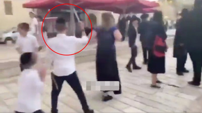 Kudüs’te Hristiyan hacılara Siyonist saldırı: Sandalyeler, tekmeler, yumruklar havada uçuştu!