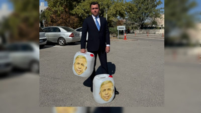 Karton bardak ve çöp torbasından sonra şimdi de bidon! Osman Gökçek, Mansur Yavaş'lı bidonlarla Meclis’e geldi