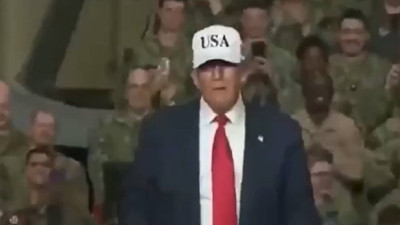 Trump Japonya’da pisti salladı! ABD Donanması önünde dans etti, sosyal medya yıkıldı