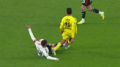 Dev derbide ortalık karıştı! Kartlar havada uçuştu!