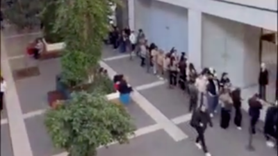 Kuyruğun sonu görünmüyor! İzmir'de Black Friday çılgınlığı! AVM'lerde metrelerce kuyruk oluştu