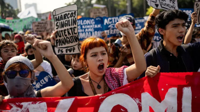 Filipinler'de yolsuzluk skandalı büyüyor! Binlerce kişi Manila'da 