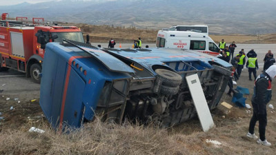 Sivas'ta cezaevi nakil aracı devrildi: Çok sayıda yaralı var