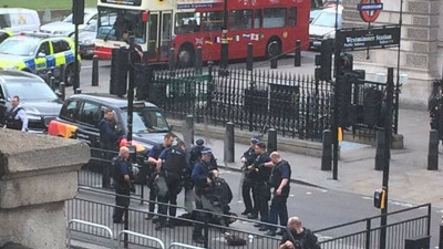 Londra'da terör alarmı! Başbakan'ın konutu yakınında bıçaklı saldırgan paniği...