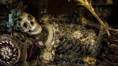 Akıl almaz iskeletler! Mezardan hazine çıktı