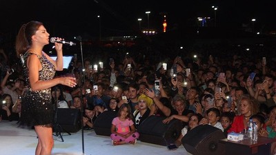 Ebru Yaşar sahnede ayakkabılarını çıkardı, göbek attı!