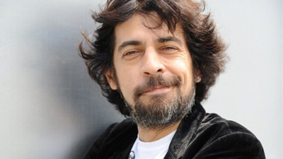 Okan Bayülgen'in içinden yavru bir ejderha çıktı!