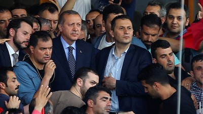 "Yaşa Recep Tayyip Erdoğan yaşa / Adın yazılacak mücevher taşa..."