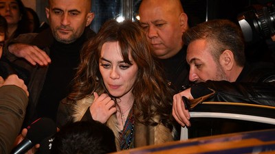 Demet Evgar kameraların önünde tacize uğradı!