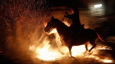 Atlar ateşten atlatılarak arındırıldı!