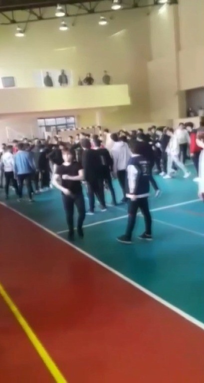 Liseler arası futsal turnuvasında tekme ve yumruklar havada uçuştu: Tribündekiler de sahaya indi!