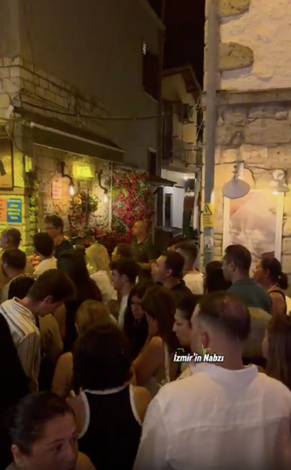 Alaçatı’da sokaklar tıklım tıklım ama dükkanlar sinek avlıyor! Turistin derdi piyasa yapmak... - Resim : 2