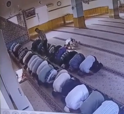Kayseri'de bir camide tüyler ürperten cinayet! Namaz kılan adamı boğazını keserek öldürdü