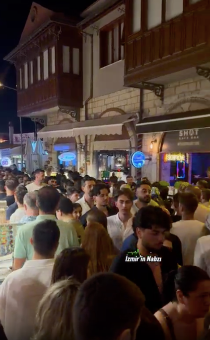 Alaçatı’da sokaklar tıklım tıklım ama dükkanlar sinek avlıyor! Turistin derdi piyasa yapmak...