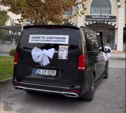 Sakarya’da “Umreye gidiyorum” yazılı araç, tartışma yarattı! Dini şov mu, samimi kutlama mı? - Resim : 2