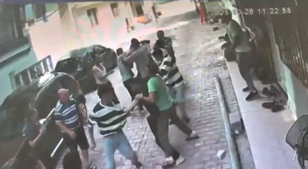 Hatay’da motosiklet kavgası kanlı çatışmaya dönüştü: Kaldırım taşları havada uçtu - Resim : 3