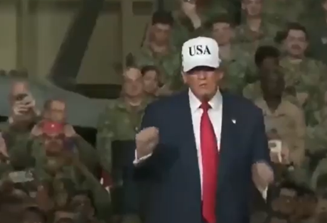 Trump Japonya’da pisti salladı! ABD Donanması önünde dans etti, sosyal medya yıkıldı