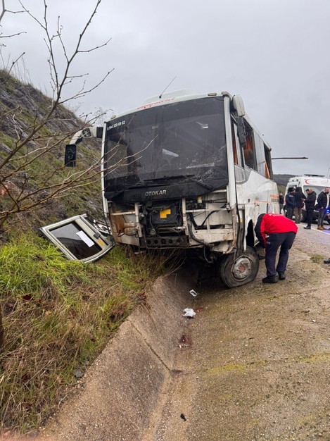 Balıkesir Gönen'de servis aracı kaza yaptı: 4'ü ağır 26 kişi yaralandı! - Resim : 2