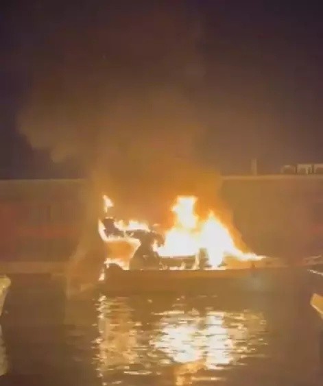 Tuzla Limanı'nda yangın: Lüks tekneler  büyük tehlike atlatı! Yangının çıkış nedeni araştırılıyor - Resim : 2