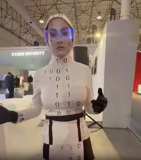 İran'ın robot fiyaskosu: Teknoloji fuarında sergilenen insansı robotların insan olduğu ortaya çıktı!