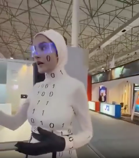 İran'ın robot fiyaskosu: Teknoloji fuarında sergilenen insansı robotların insan olduğu ortaya çıktı! - Resim : 3