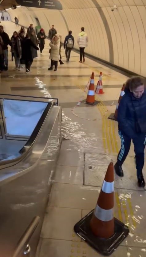 Metrobüs durağını su bastı vatandaşlar alt geçitte mahsur kaldı