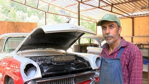 Hayvan besicisi, iskelet halindeki klasik otomobili hayvanlarına baktığı ahırda öyle bir yaptı ki