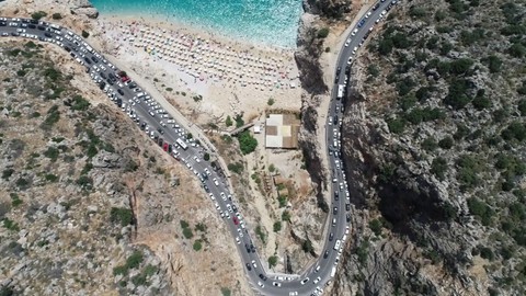 Bayram tatilinde turistlerin akınına uğradı.  Nüfusu 4 katına çıktı