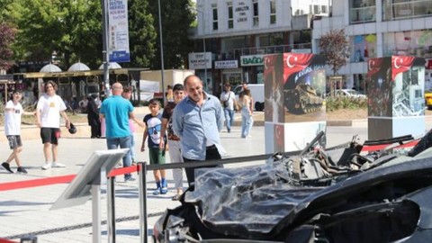 Darbe girişimi sırasında tank altında kalan otomobil Bağcılar Meydan’da sergileniyor