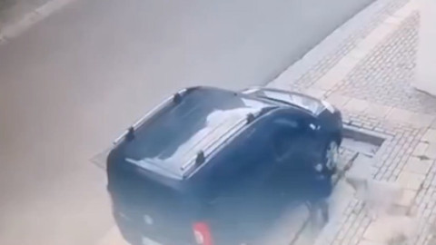 Bursa'da okuldan çıkan çocuğa başıboş köpeklerin saldırısı kamerada