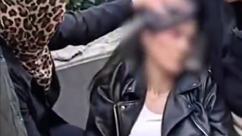 İstanbul Maltepe metrosunda reklam panosu vatandaşın başına düştü! Tedavisi sürüyor...