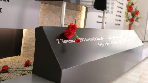 Sivas Katliamı'nda hayatını kaybedenler anıldı.. Abdullah Güler: Bizler kardeşiz. Bizim Alevi-Sünni diye bir ayrımımız yok