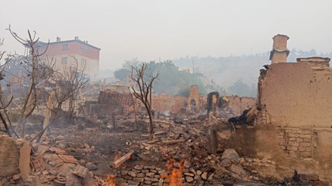 Sakarya Geyve'de yangın felaketi! Taşoluk Mahallesi'nde 3 ev küle döndü! 2 mahalle tahliye edildi