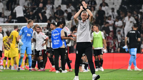 Maç sonu tribünleri alkışlayan Solskjaer'e büyük şok!