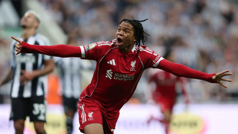 Liverpool'un 16 yaşındaki yıldızı, Newcastle'ın fişini 90+10'da çekti!