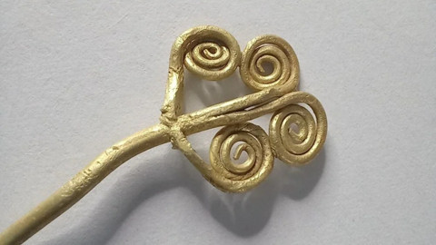 Troya’da eşsiz hazine keşfi! 4.500 yıllık altın broş ve ender yeşim taşı gün yüzüne çıktı