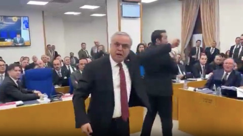 CHP'li vekil Halk TV krizi nedeniyle kendi partisini protesto etti!