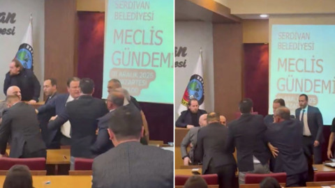 Öğrencilerin gözü önünde hiç çekinmeden yumruk yumruğa kavga ettiler!