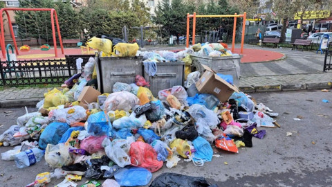 İşçiler iş bıraktı, sokaklar çöp dağlarıyla kaplandı!