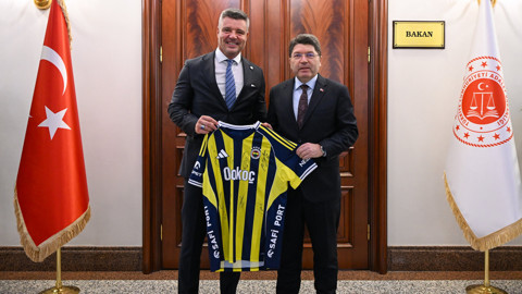 Sadettin Saran Adalet Bakanı'na Mert Hakan Yandaş imzalı forma hediye etti