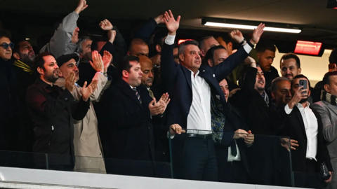 Serbest bırakıldı, ayağının tozuyla Fenerbahçe'nin maçına koştu! Sadettin Saran'a büyük sevgi seli...