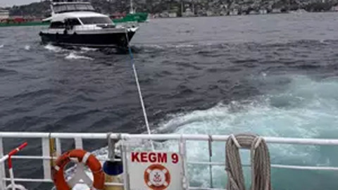 İstanbul Boğazı'nda korku dolu anlar! Sürüklenen tekneye kurtarma operasyonu