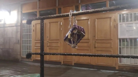 İsveç’te İslam karşıtı provokasyon: Stockholm Camisi’ne kurşunlanmış Kur’an-ı Kerim zincirlendi