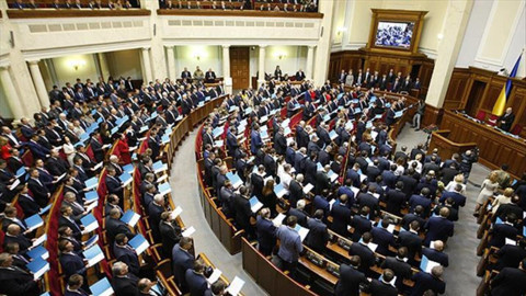 Ukrayna, sıkıyönetimde seçime gidebilmek için parlamentoda grup oluşturacak