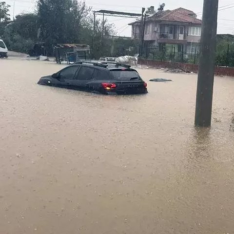Muğla’da sağanak kabusu: Evleri su bastı, araçlar sular altında kaldı, mezarlıklar göle döndü! - Resim : 2