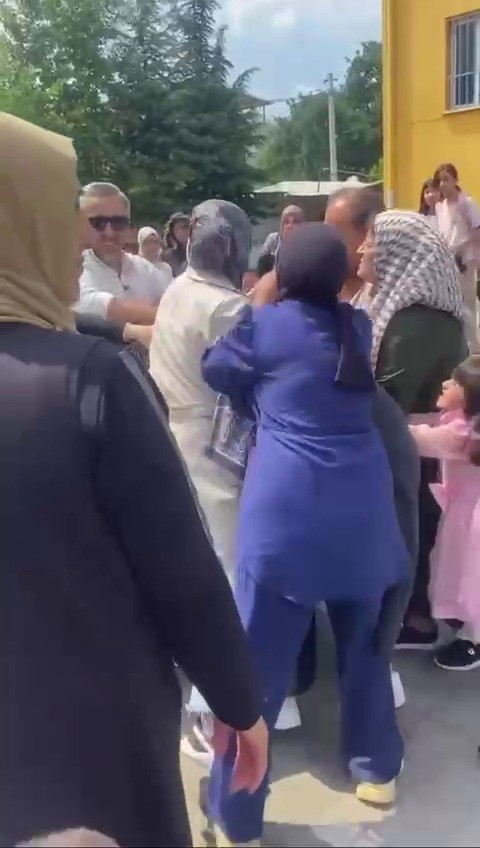 İlkokuldaki okuma bayramı etkinliğinde veliler saç saça baş başa kavga etti
