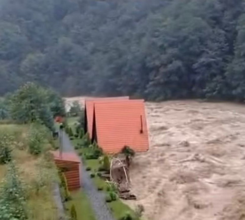 Yağışlar hayatı felç etti! Fırtına Vadisi’nde bungalovlar selde böyle yok oldu