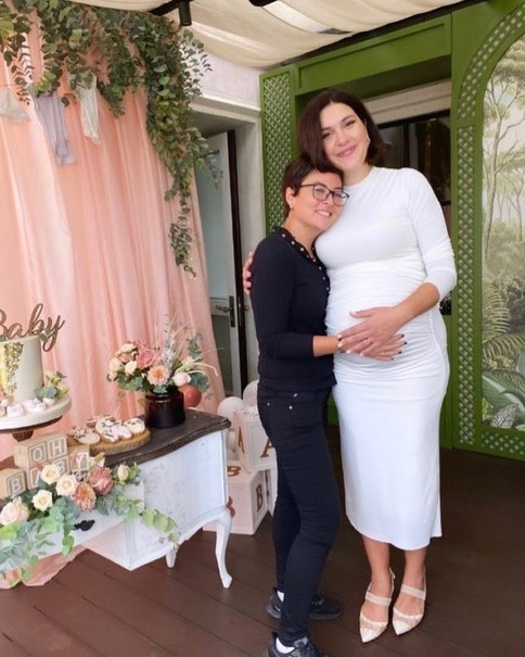 Leyla Bebek'in doğumuna günler kala Bergüzar Korel baby shower partisi düzenledi