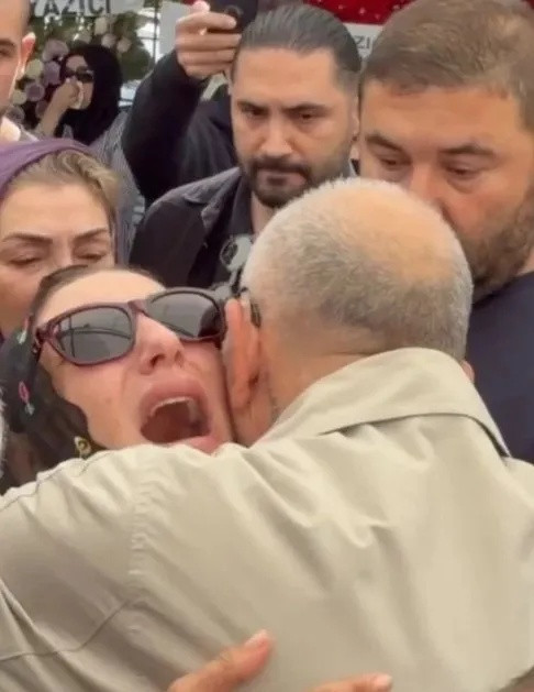 Arabeskin efsane sesi Güllü son yolculuğuna uğurlandı: Kızı Tuyan’ın feryadı yürekleri dağladı! "Annem gitti baba" - Resim : 4