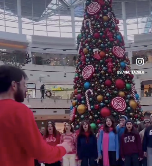 Noel çılgınlığı... İstinye Park'taki etkinlik tepki topladı: AVM'nin ortasında Hristiyan ilahisi söylediler! - Resim : 2